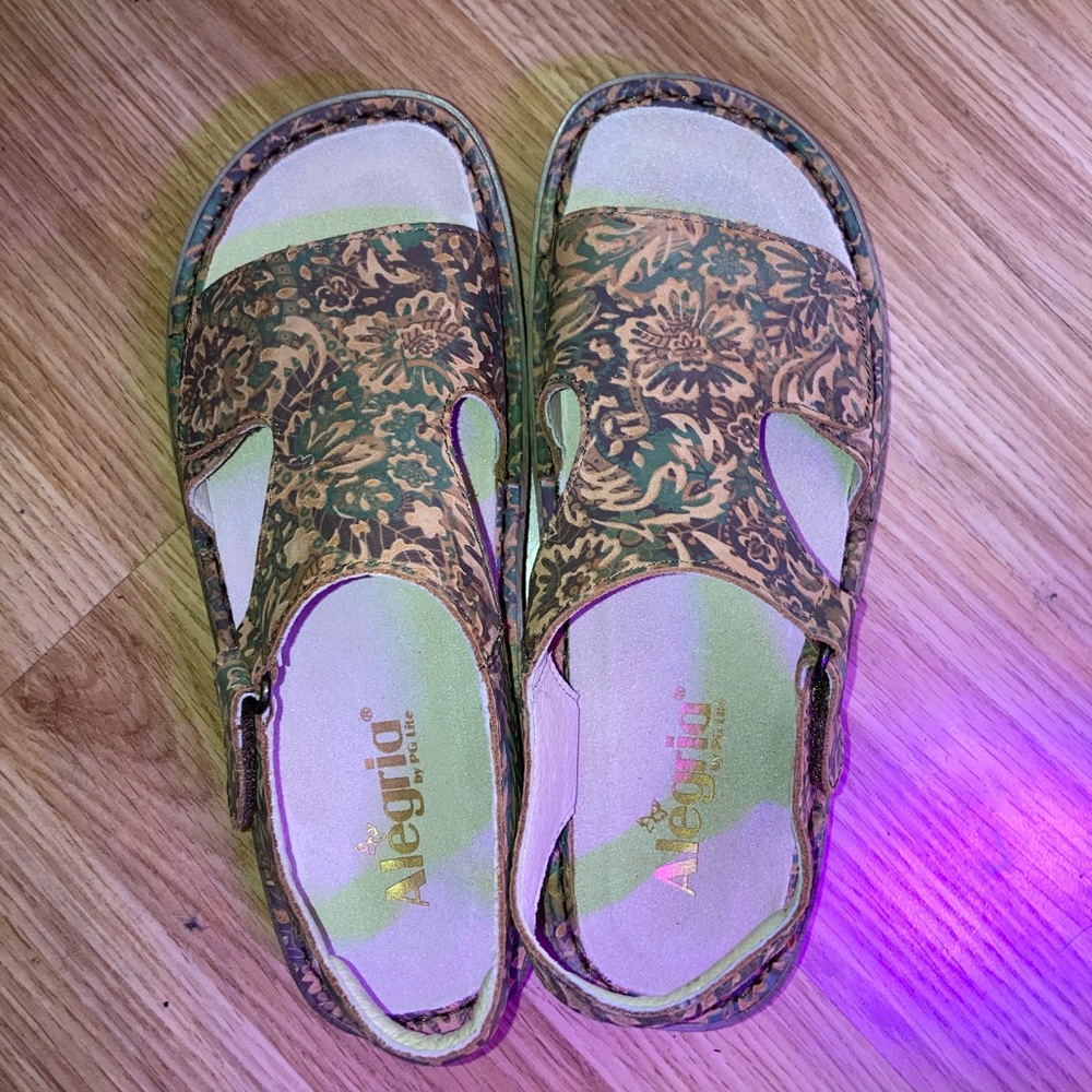 NWOT Algeria Viki Leather Floral Sandal Country Road Tan Green sz 38 / 8 - Picture 5 of 11